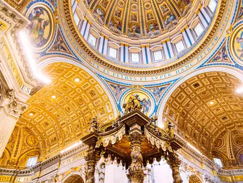 Groupe des billets Vatican traversant les galeries des musées