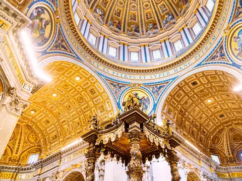 Grupo del tour de entradas al Vaticano caminando por las galerías