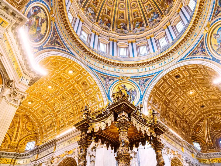 Grupo del tour de entradas al Vaticano caminando por las galerías