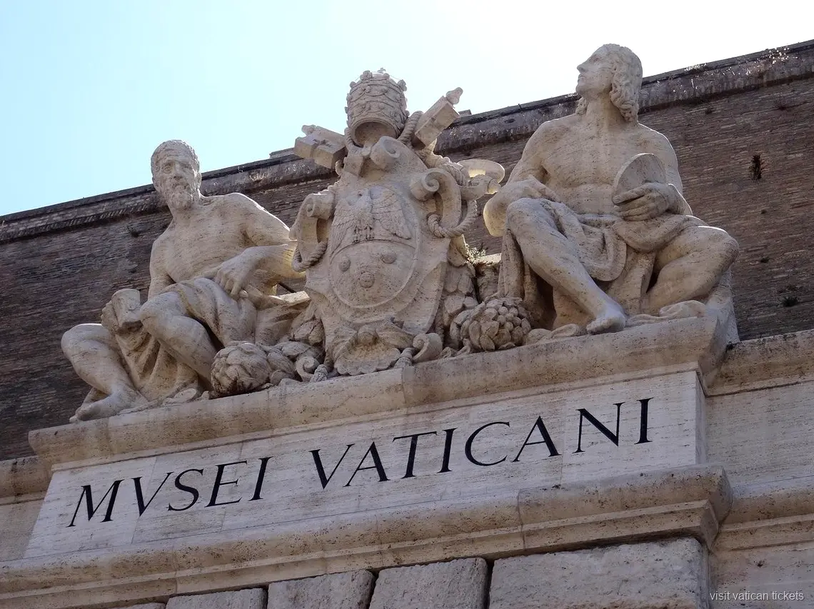 Galleria dei Musei Vaticani con soffitto affrescato durante il tour guidato