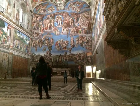Innenraum des Petersdoms auf der Kuppelaufstieg Kombitour