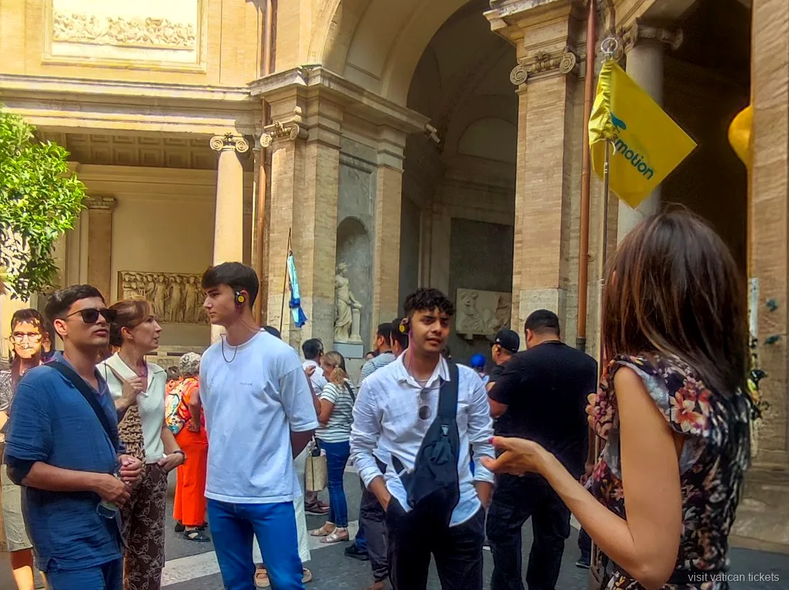 Grupo reducido dentro de los Museos Vaticanos antes de las multitudes