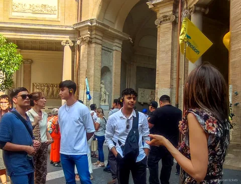 Piccolo gruppo dentro i Musei Vaticani prima della folla