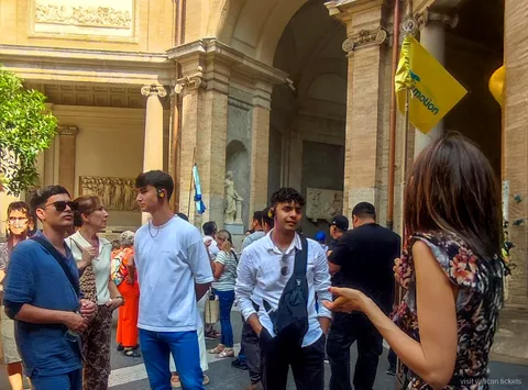Petit groupe à l'intérieur des Musées du Vatican avant l'affluence