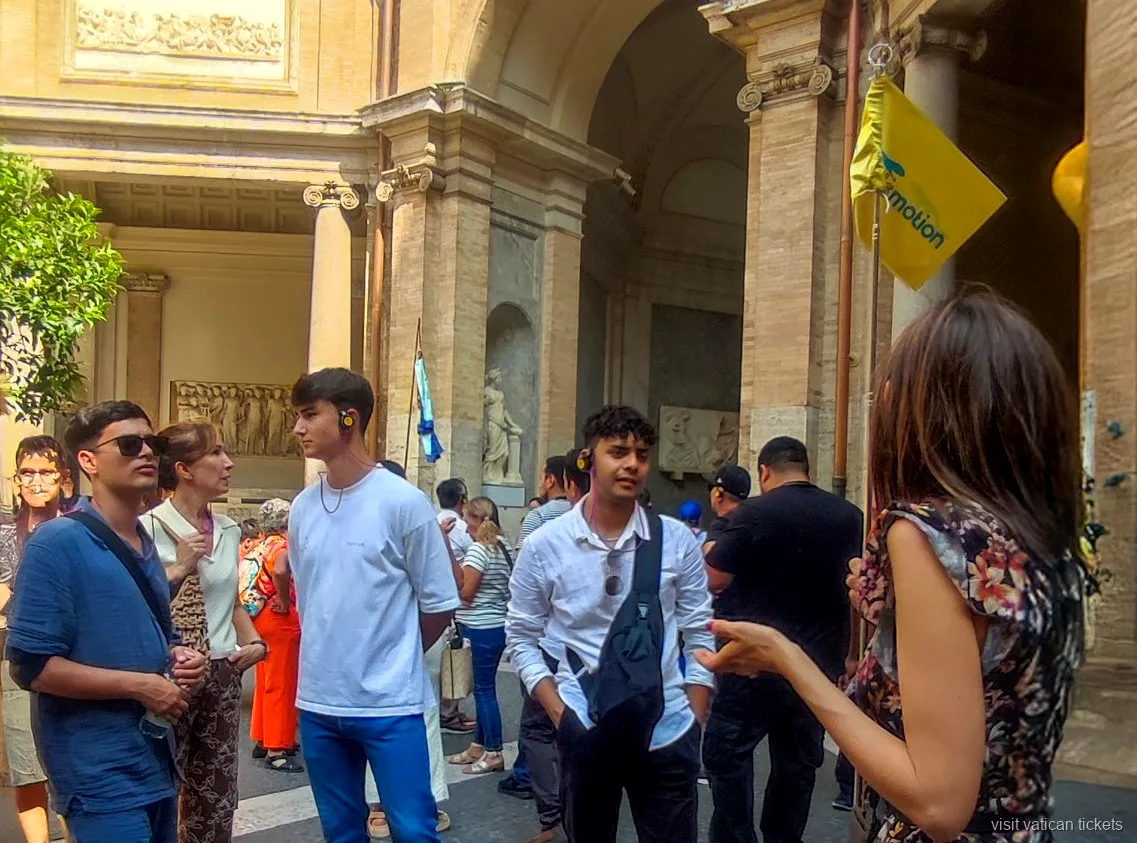 Petit groupe à l'intérieur des Musées du Vatican avant l'affluence